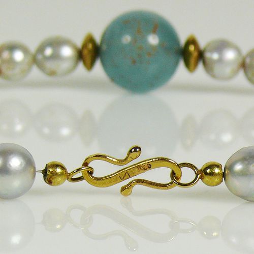 Null Pearl necklace clasp and spacers in 18ct GG; center ball in light blue; L: &hellip;