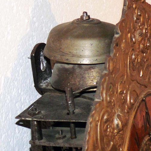 Null 晚期巴洛克式挂钟（约1740年），漂亮的凿形铁质机芯，带铜轮和3/4小时的2个钟敲击声；擒纵机构被改变？(改为锚式擒纵机构）；表盘上有当时的巴洛克元素&hellip;