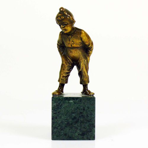 Null 小男孩（20世纪）双手插在口袋里；青铜；在立方体的绿色大理石底座上；高：共13厘米
