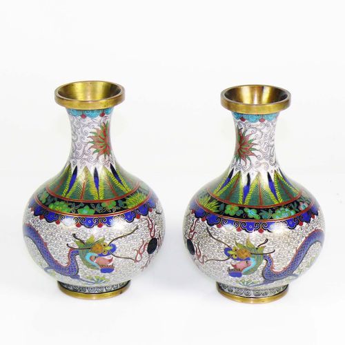 Null Pair of cloisonné vases (China) dragon decor; each with bulged body; h: 16 &hellip;