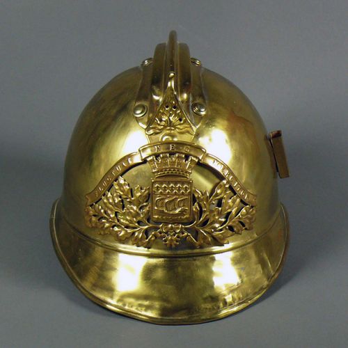 Null 消防头盔（巴黎，1900年左右）黄铜；正面有徽章；有轻微凹痕。