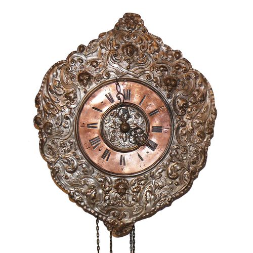 Null 晚期巴洛克式挂钟（约1740年），漂亮的凿形铁质机芯，带铜轮和3/4小时的2个钟敲击声；擒纵机构被改变？(改为锚式擒纵机构）；表盘上有当时的巴洛克元素&hellip;
