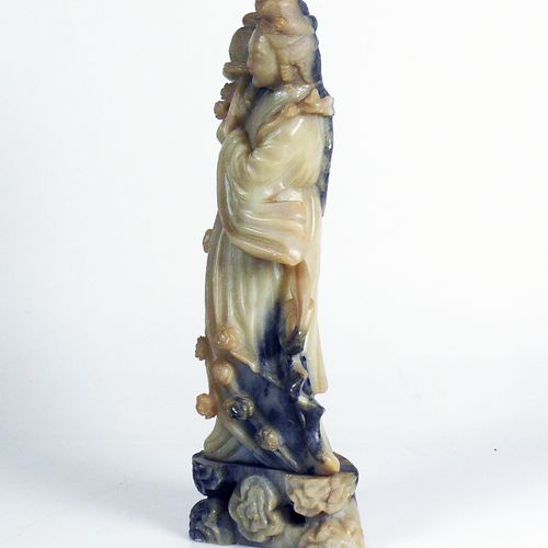 Null Stehende Frau mit Krug auf blütenverziertem Sockel; Speckstein; H: 36,5 cm