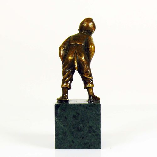 Null 小男孩（20世纪）双手插在口袋里；青铜；在立方体的绿色大理石底座上；高：共13厘米