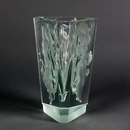 Null Rene Lalique-Vase (20.Jh.) dreieckförmiger Korpus; an den Ecken jeweils beg&hellip;