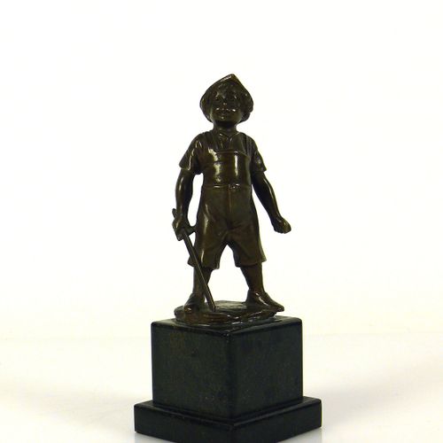 Null Jaeger, Gotthilf (1871 - 1933) ''Little Boy''; 手持剑的站立者；青铜，褐光处理；在黑石底座上；边缘有签名&hellip;
