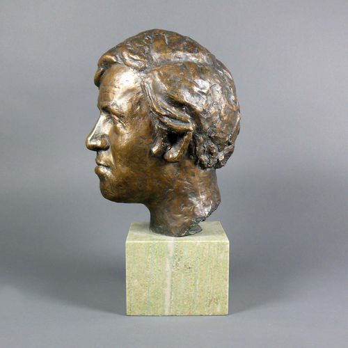 Null 青铜人头像（20世纪初），放在一个方形的石头底座上；有A和日期的字样。14；高度：共38.5厘米；高度：底座10.5厘米；14公斤