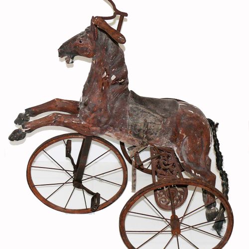 Null Dreiradpferd (um 1900) braun gefasster Holz-Pferdekörper mit Fassungsverlus&hellip;