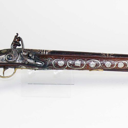 Null Flintlock pistol (probably France, c. 1750) richly inlaid with silver; fitt&hellip;