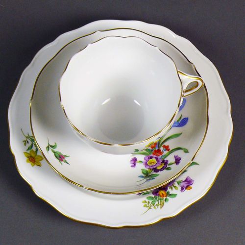 Null 咖啡服务（迈森，20世纪下半叶）彩色花卉装饰，金边；包括：10个带UT的咖啡杯，12个蛋糕盘，每个18.5厘米，以及27.5 x 19.5厘米的糕点碗&hellip;