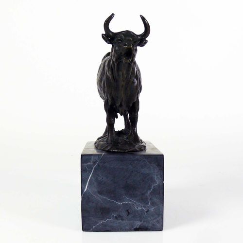 Null 米罗（法国，20世纪）''站立的牛''；青铜，深色的铜锈；在大理石底座上；标志和方形的铸造厂印章Art Bronze Qualite France；高&hellip;
