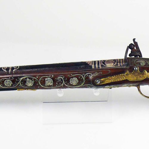Null 燧发枪（可能是法国，约1750年），镶嵌着丰富的银饰；配件上刻着花纹；总体状况良好；不用于军事用途；可能是为军官/贵族制作的；长：55厘米