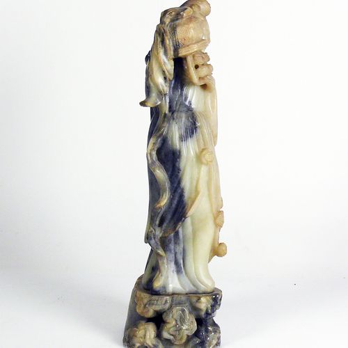 Null Standing woman with jug on a flower decorated base; soapstone; h: 36,5 cm