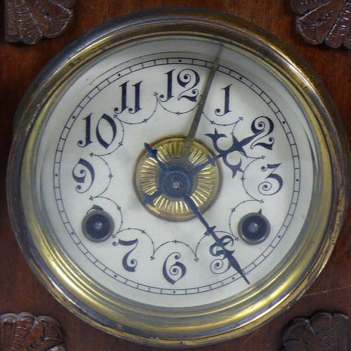 Null 带音乐装置的座钟（约1900年） 木质外壳，带弯曲的黄铜提手；表盘上有阿拉伯数字显示；机芯背面的音乐装置有1个打孔的黄铜金属板；两个发条都被覆盖；需要&hellip;