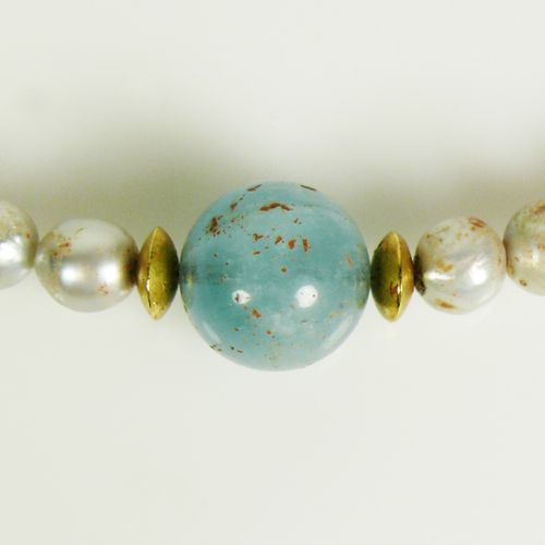 Null Pearl necklace clasp and spacers in 18ct GG; center ball in light blue; L: &hellip;