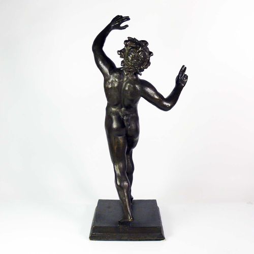 Null Sátiro (s. XX) con los brazos extendidos hacia arriba; bronce, pátina oscur&hellip;