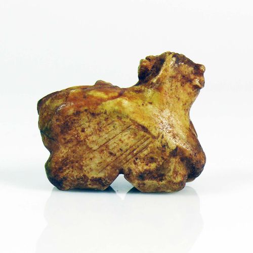 Null 侧卧的牛头；浅色石灰岩；长：4.5厘米；高：4厘米；可能是美索不达米亚，约公元前3000年；出处：康斯坦茨湖私人收藏
