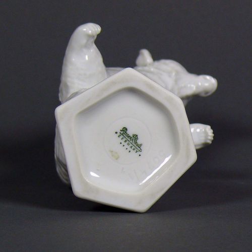 Null Oso de pie (Rosenthal, siglo XX) porcelana blanca; h: 13 cm; fondo con sell&hellip;