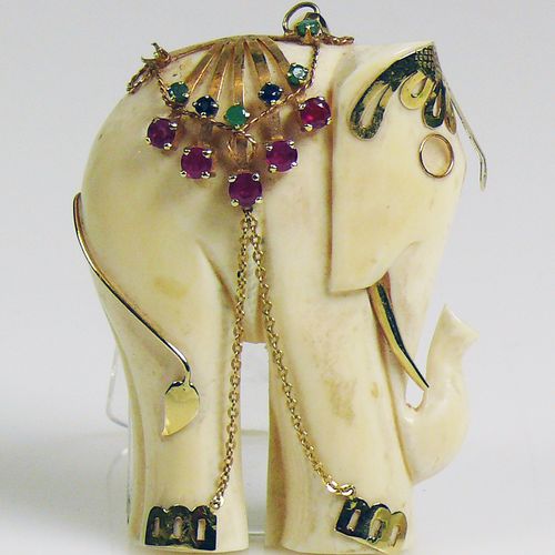 Null Pendentif éléphant (circa 1960) Éléphant en ivoire ; celui-ci orné d'or (14&hellip;