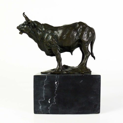 Null 米罗（法国，20世纪）''站立的牛''；青铜，深色的铜锈；在大理石底座上；标志和方形的铸造厂印章Art Bronze Qualite France；高&hellip;