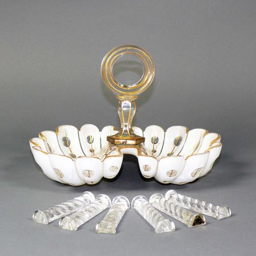 Null 一个玻璃碗（Biedermeier，19世纪上半叶），部分覆盖着白色；蝴蝶形状；中间有一个圆形手柄；部分镀金（部分有轻微磨损）；未损坏；19 x 27&hellip;