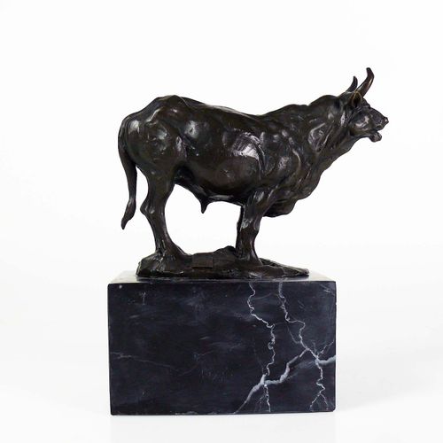 Null Milo (France, XXe s.) ''Vache debout'' ; bronze, patiné foncé ; sur socle e&hellip;