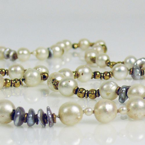 Null Collana di perle coltivate grigie e bianche; con distanziatori e chiusura i&hellip;