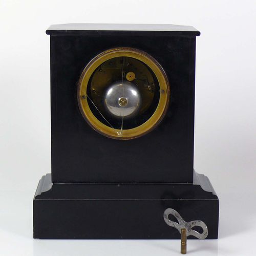 Null 壁炉钟（法国，约1875年）黑色石板表壳；白色珐琅表盘上有罗马数字和降低，可见擒纵机构；钟上有1/2小时和小时敲击声；表盘上有签名。''A.Broco&hellip;