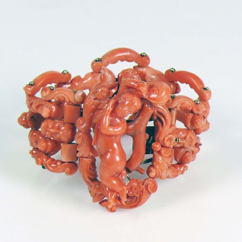 Null Coral bracelet in art nouveau decor; clasp with reclining putto in floral f&hellip;