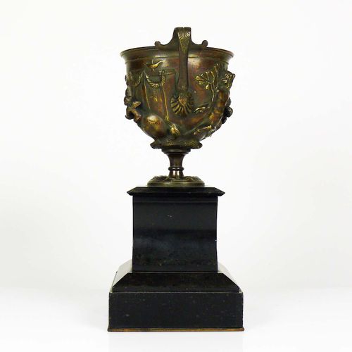 Null Ornamental vase (19th century) on a black, high stone base, vase-shaped bod&hellip;