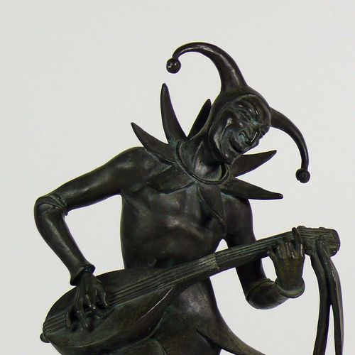 Null Monogrammist M.ST (1.H.20.Jh.) ''Harlekin mit Laute''; Bronze, dunkel patin&hellip;