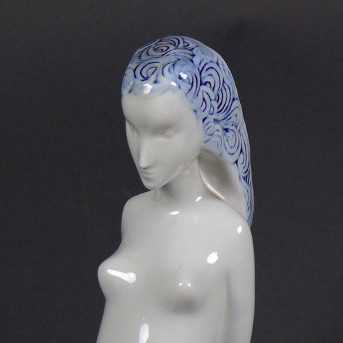 Null Niña desnuda (Royal Dux, siglo XX) con pañuelo azul en la cabeza; sentada; &hellip;