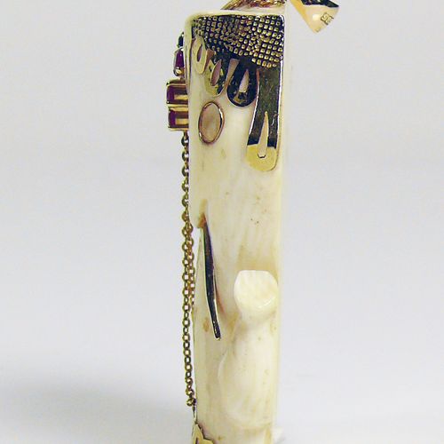 Null 大象吊坠（约1960年）象牙；这只大象用黄金（14克拉）装饰，上面镶嵌着红宝石、绿宝石和蓝宝石；吊坠孔眼（14克拉）；高：6.3厘米；44.7克