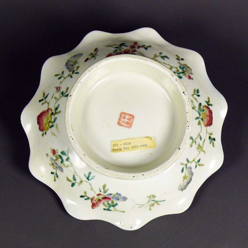 Null 顶碗（中国，匡煦（光绪）1875年-1908年），在一个短的、圆的支架上凸出的碗，有波浪形的边缘；彩色、珐琅的花饰；高：7厘米；长：24厘米；未损坏