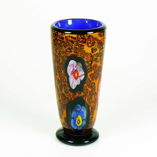 Null MURANO花瓶（Seguso，20世纪）在黄/棕色斑点装饰上有大面积的彩色花朵；蓝色的底纹；底部有 "Seguso "的签名。Seguso Mura&hellip;