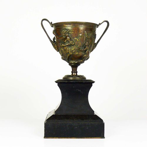 Null 装饰花瓶（19世纪），在一个黑色的高石质底座上，花瓶形的瓶身有J形的弧形叶子把手；在墙的正面和背面雕刻着一个女性或男性半人马，有普提和弓/加兰装饰；高&hellip;