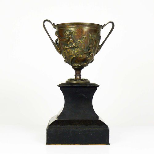 Null Ornamental vase (19th century) on a black, high stone base, vase-shaped bod&hellip;