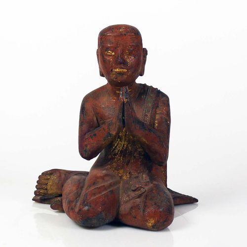 Null 坐佛在Anjali Mudra（祈祷姿态）；木雕和彩色；镀金的遗迹；22 x 21 x 19厘米