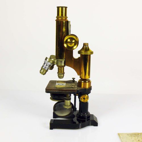 Null Microscopio Leitz (1904) in fusione/ottone; con 4 oculari aggiuntivi; con: &hellip;