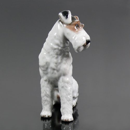 Null 梗犬（罗森塔尔，20世纪上半叶）的坐姿；设计：M. H. Fritz，执行罗森塔尔；釉下彩绘；高：15.5厘米；未损坏