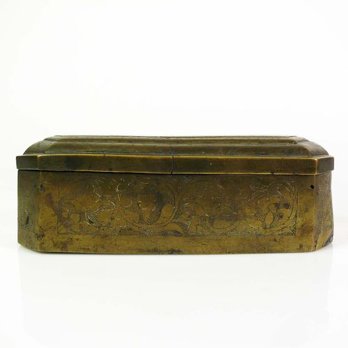 Null 盖盒（可能是荷兰，17/18世纪） 黄铜盒体；四周装饰有花卉图案；长方形，有斜角；7.5 x 22 x 10.5厘米