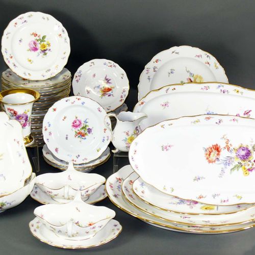 Null Dinner service (Meissen, c. 1900) decor: flowers and insects; decor no. 4a;&hellip;