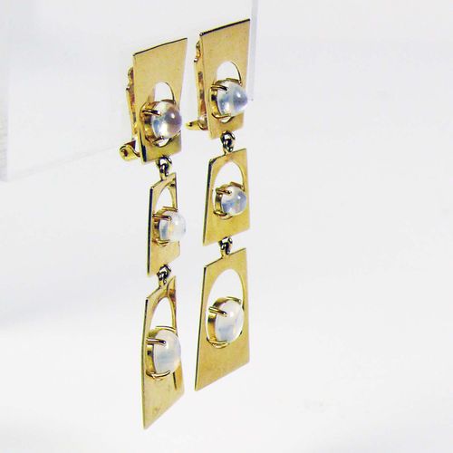 Null 一对18ct GG的耳夹；6个链节，每个链节都镶嵌有月光石；总重14.75克；标志。珠宝商Sperl，Waldshut；适用于之前。职务