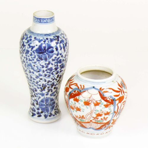 Null 2 vases (China/Japan) 1x blue decor; h: 10 resp. 18 cm