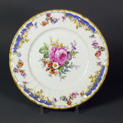 Null KPM plate (KPM Berlin, 20th c.) with polychrome floral decoration on the mi&hellip;