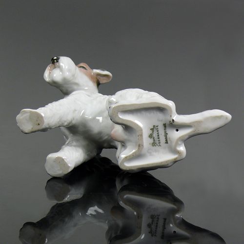 Null 梗犬（罗森塔尔，20世纪上半叶）的坐姿；设计：M. H. Fritz，执行罗森塔尔；釉下彩绘；高：15.5厘米；未损坏