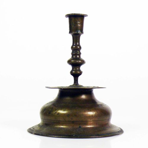 Null 烛台（可能是德国的，17世纪） 黄铜；压扁的球形，带有圆盘轴（裂纹）；高：16厘米