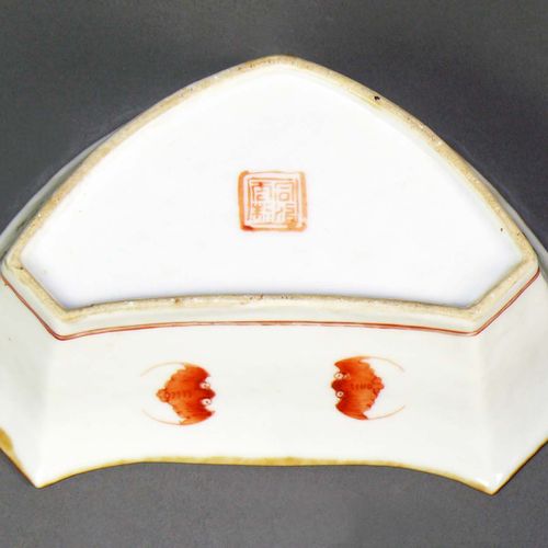 Null 碗（中国，19世纪）心形；瓷器，壁上有彩绘；金边；底部有红色墨水印章；5 x 18 x 11,5厘米