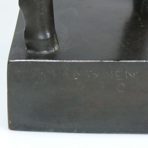 Null 女性裸体(20世纪)青铜，深色的铜锈；在深色大理石底座上；背面有未解释的一字形印章；高：共48.5厘米；高：底座6.5厘米