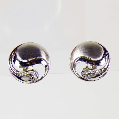 Null Pair of earclips 18ct WG; set with very small diamonds; 13,73g